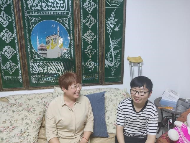 隊(duì)員前往居民家中詢(xún)問(wèn)生活情況及問(wèn)題